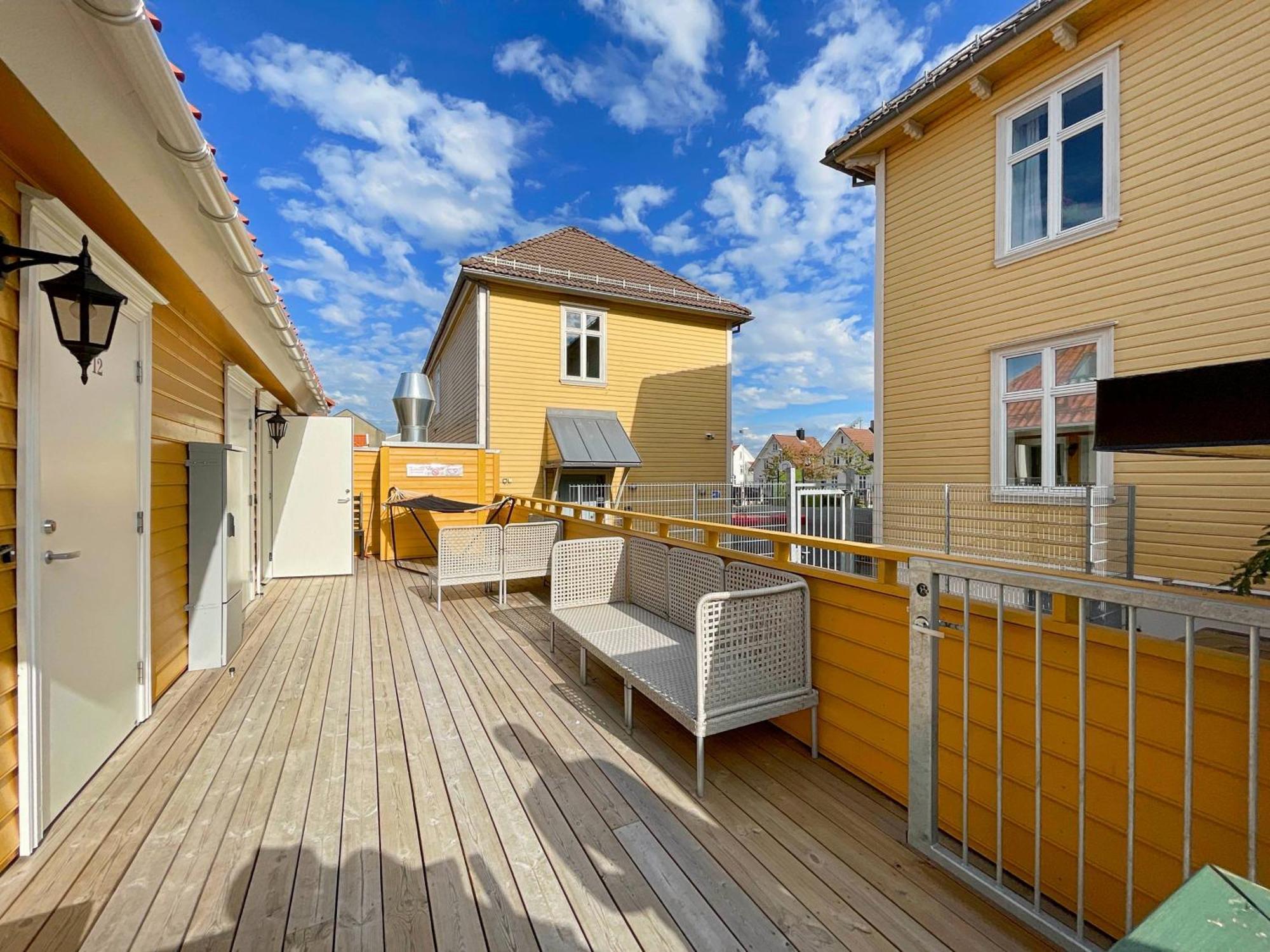 Apartamento Vibrant On Bustling Street, Above A Restaurant Perfect For Tourists,