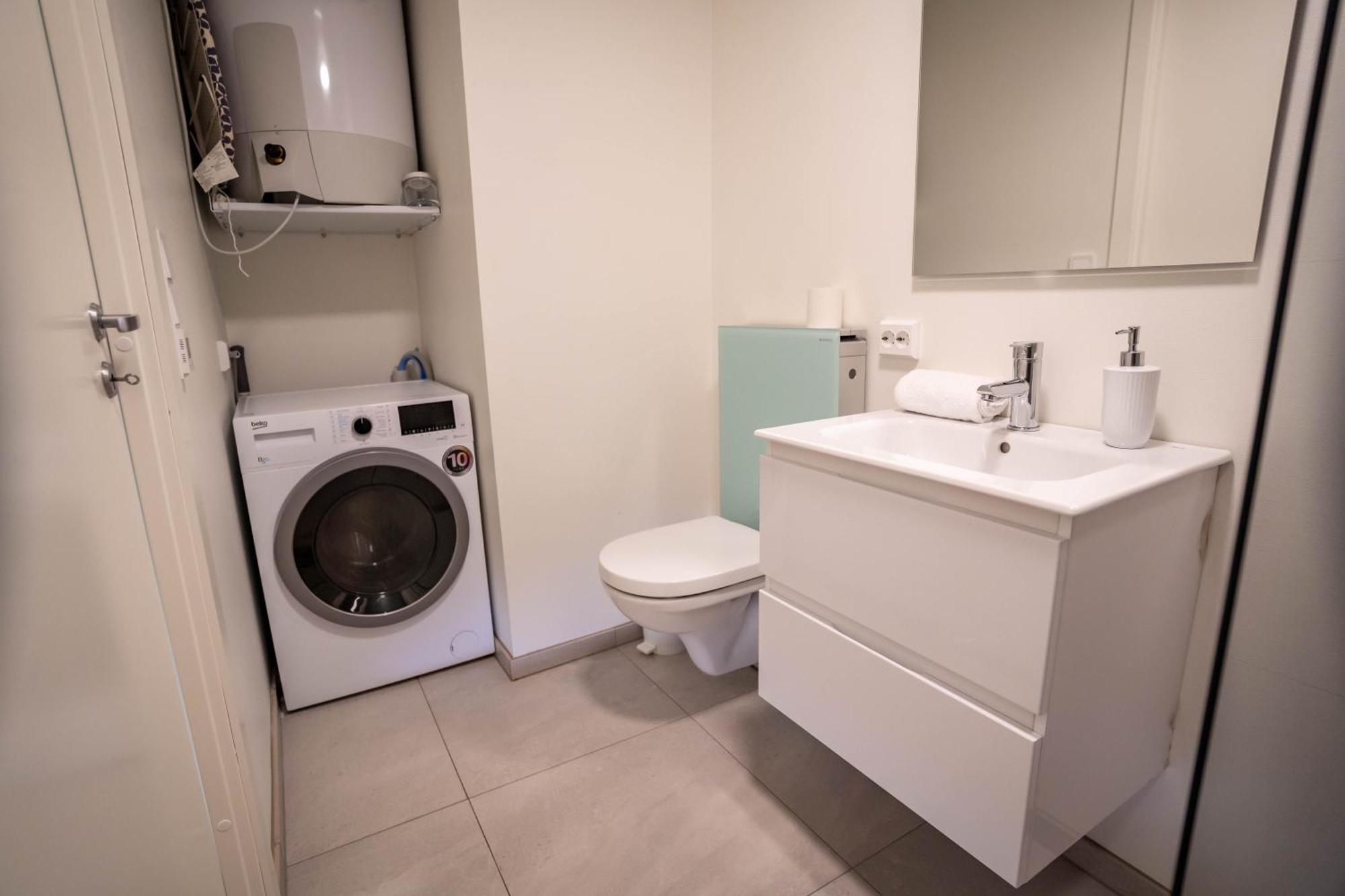 Apartamento Vibrant On Bustling Street, Above A Restaurant Perfect For Tourists, *