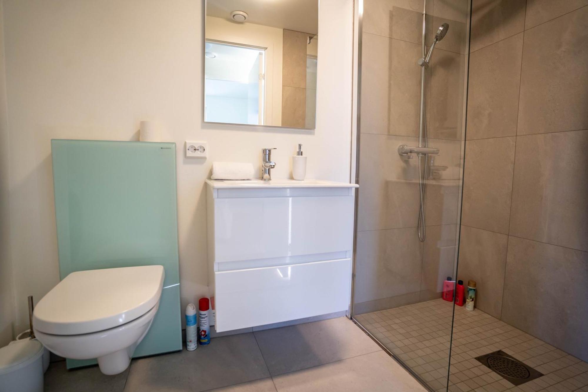Apartamento Vibrant On Bustling Street, Above A Restaurant Perfect For Tourists,