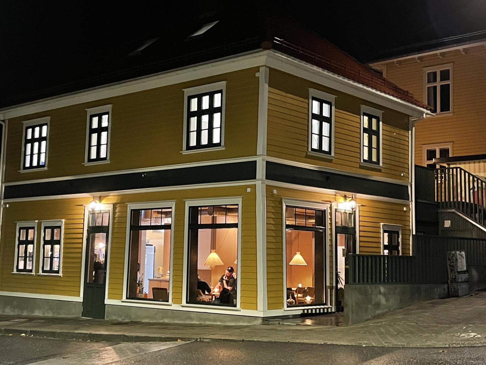 Apartment Vibrant On Bustling Street, Above A Restaurant Perfect For Tourists,